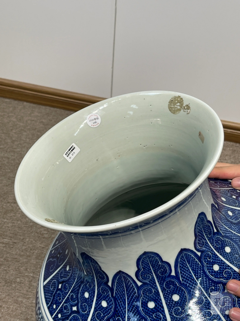 清晚期 仿乾隆青花缠枝莲纹大铺首尊 - 图10